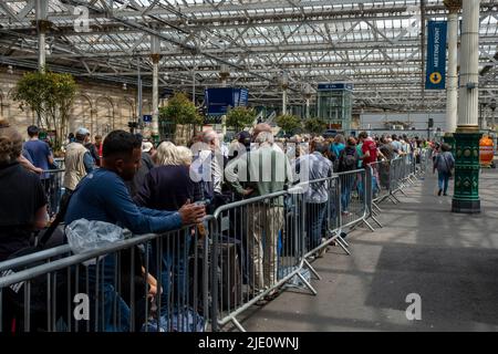 Gare de Waverly, Édimbourg, Royaume-Uni. 24th juin 2022. De très longues files d'attente de passagers se font à l'action industrielle et un accident sur la ligne et copie; Credit: Cameron Cormack/Alay Live News Banque D'Images