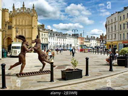 CIRENCESTER GLOUCESTERSHIRE PLACE DU MARCHÉ DE L'ANGLETERRE AVEC SCULPTURE LIÈVRE AVEC CHIEN ET VUE SUR DYER STREET Banque D'Images