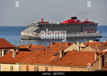 Marseille, France. 20th juin 2022. Vue générale de la Vierge Valiant arrivant à PACA, Marseille. Le bateau de croisière Valiant Lady vous appelle dans le port méditerranéen français de Marseille. Crédit : SOPA Images Limited/Alamy Live News Banque D'Images