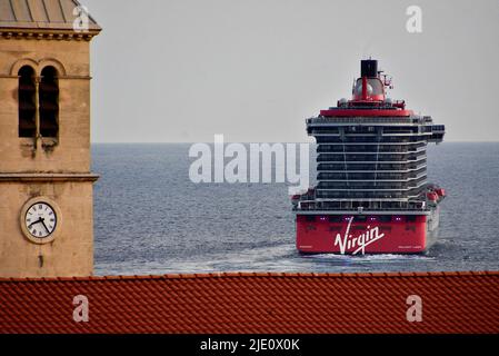 Marseille, France. 20th juin 2022. Vue générale de la Vierge Valiant partant à PACA, Marseille. Le bateau de croisière Valiant Lady vous appelle dans le port méditerranéen français de Marseille. Crédit : SOPA Images Limited/Alamy Live News Banque D'Images