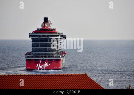 Marseille, France. 20th juin 2022. Vue générale de la Vierge Valiant partant à PACA, Marseille. Le bateau de croisière Valiant Lady vous appelle dans le port méditerranéen français de Marseille. Crédit : SOPA Images Limited/Alamy Live News Banque D'Images