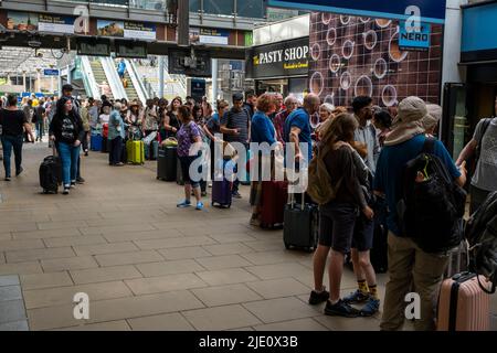 Gare de Waverly, Édimbourg, Royaume-Uni. 24th juin 2022. De très longues files d'attente de passagers se font à l'action industrielle et un accident sur la ligne et copie; Credit: Cameron Cormack/Alay Live News Banque D'Images