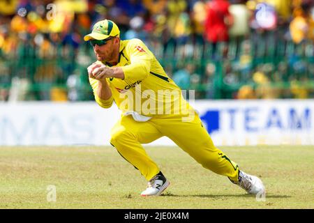 Colombo, Sri Lanka. 24th juin 2022. Le capitaine australien Aaron Finch prend le ballon pour licencier Dinesh Chandimal au Sri Lanka lors du dernier match international de cricket d'une journée (ODI) entre le Sri Lanka et l'Australie au stade de cricket international R. Premadasa à Colombo, le 24th juin 2022. Viraj Kothalwala/Alamy Live News Banque D'Images