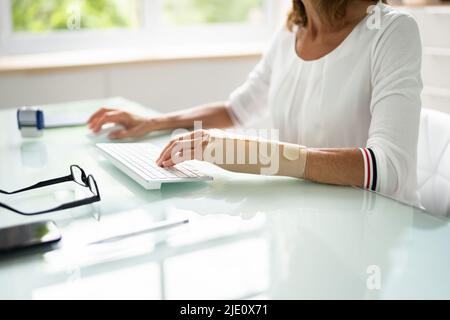 Accident de bureau avec bras cassé. Indemnisation des accidents du travail et couverture sociale Banque D'Images