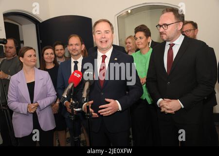 Copenhague /Danemark/24 juin 2022/Danemark Ministre de Finane Ncolaai Wmmen et Ministre de la fiscalité et de la renuve Jeppe Bruus et ministre du climat et de l'énergie Dan Jorgensen tous les sociaux-démocrates et presque tous les partis politiques danois s'accordent pour aider les retraités à donner gratuitement 5000.dk korner danois ou gaz et chauffage Très cher en raison de l'eto Ukraine et la guerre de Russie et ont également des effets sur la nation danoise avec le prix élevé de la nourriture et de l'essence et d'autres, toutes les parties conviennent aujourd'hui et tiennent la presse commune, conférence au ministère des Finances dans la capitale danoise. (Photo..Francis Joseph Dean/Dean Pictures. Banque D'Images