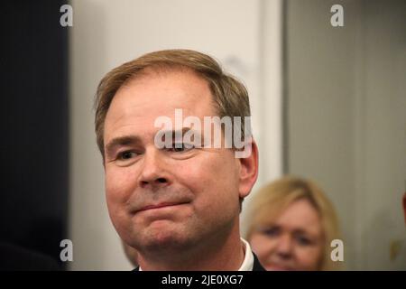 Copenhague /Danemark/24 juin 2022/Danemark Ministre de Finane Ncolaai Wmmen et Ministre de la fiscalité et de la renuve Jeppe Bruus et ministre du climat et de l'énergie Dan Jorgensen tous les sociaux-démocrates et presque tous les partis politiques danois s'accordent pour aider les retraités à donner gratuitement 5000.dk korner danois ou gaz et chauffage Très cher en raison de l'eto Ukraine et la guerre de Russie et ont également des effets sur la nation danoise avec le prix élevé de la nourriture et de l'essence et d'autres, toutes les parties conviennent aujourd'hui et tiennent la presse commune, conférence au ministère des Finances dans la capitale danoise. (Photo..Francis Joseph Dean/Dean Pictures. Banque D'Images