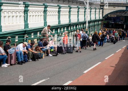 Gare de Waverly, Édimbourg, Royaume-Uni. 24th juin 2022. De très longues files d'attente de passagers se font à l'action industrielle et un accident sur la ligne et copie; Credit: Cameron Cormack/Alay Live News Banque D'Images