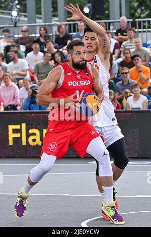 Anvers, Belgique. 24th juin 2022. Pawel Pawlowski de Pologne et Peng Yan de Chine photographiés lors d'un match de basketball 3x3 entre la Pologne et la Chine, sur la scène hommes qualificatifs, à la coupe du monde FIBA 2022, le vendredi 24 juin 2022, à Anvers. La coupe du monde 2022 de la FIBA 3x3 basket se déroule du 21 au 26 juin à Anvers. BELGA PHOTO DIRK WAEM crédit: Belga News Agency/Alay Live News Banque D'Images