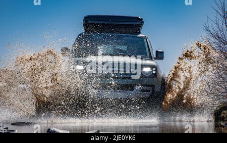 Rybachy, RUSSIE - 30 mai 2022 : nouveau Land Rover Defender hors route. Le Land Rover Defender est une série de voitures tout-terrain et de pick-up britanniques. Banque D'Images