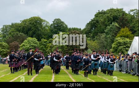 19 juin 2022. Hazlehead, Aberdeen, Écosse. Il s'agit des groupes de tuyaux massés sur le circuit de l'arène des Aberdeen Highland Games. Banque D'Images