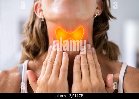 Maladie salivaire de la glande thyroïde. Femme avec mal de gorge Banque D'Images