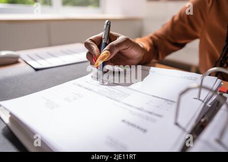 Image rognée d'une femme d'affaires calculant la facture au bureau Banque D'Images