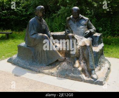 La statue de Sir Winston et Lady Churchill à Chartwell par Oscar Nemon dévoilée en 1990 près de Westerham Kent Angleterre Royaume-Uni Banque D'Images