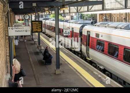 LE TRAIN LNER Azuma se trouvait aux plates-formes 4a et 4b Lincoln gare 2022 Banque D'Images