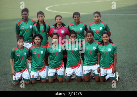 L'équipe nationale de football féminine de Bangaldesh pendant la séance de photos de groupe avant le match. L'équipe de football des femmes du Bangladesh a tiré la plus grande surprise de leur Banque D'Images