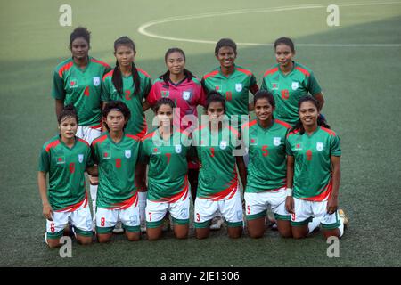 L'équipe nationale de football féminine de Bangaldesh pendant la séance de photos de groupe avant le match. L'équipe de football des femmes du Bangladesh a tiré la plus grande surprise de leur Banque D'Images