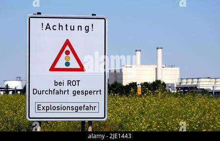 22 juin 2022, Saxe-Anhalt, Bad Lauchstädt/Teutschenthal: Un panneau d'avertissement avec l'inscription '!attention!, à PASSAGE ROUGE fermé, danger d'explosion' se trouve sur la route principale en face du site de l'installation souterraine de stockage de gaz de VNG AG. L'installation de stockage combine les types de stockage de caverne et de pores. Ici, le gaz est stocké dans de grandes cavités (cavernes) dans le dôme salé ou dans la roche poreuse. Jeudi, le ministre de l'économie Habeck avait appelé à la deuxième phase du plan d'urgence en trois étapes, car la Russie a réduit le volume d'approvisionnement par le tuyau le plus important Banque D'Images