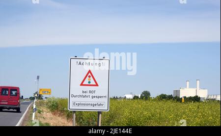 22 juin 2022, Saxe-Anhalt, Bad Lauchstädt/Teutschenthal: Un panneau d'avertissement avec l'inscription '!attention!, à PASSAGE ROUGE fermé, danger d'explosion' se trouve sur la route principale en face du site de l'installation souterraine de stockage de gaz de VNG AG. L'installation de stockage combine les types de stockage de caverne et de pores. Ici, le gaz est stocké dans de grandes cavités (cavernes) dans le dôme salé ou dans la roche poreuse. Jeudi, le ministre de l'économie Habeck avait déclaré la deuxième étape du plan d'urgence en trois étapes du gaz parce que la Russie a réduit le volume d'approvisionnement par l'intermédiaire du pipeli le plus important Banque D'Images