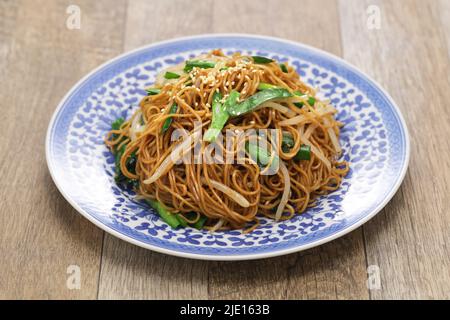 Nouilles frites à la sauce soya de style Hong Kong ( chow mein ) isolées sur fond blanc Banque D'Images