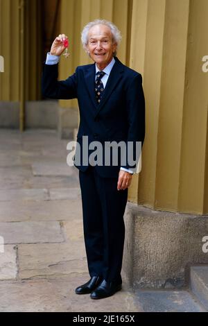 Le coiffeur Martin Samuel, qui a travaillé sur les trois premiers films Pirates des Caraïbes et a été coiffeur personnel de David Bowie, avec son MBE pour les services de coiffage d'écran international à la suite d'une cérémonie d'investiture à Buckingham Palace à Londres. Date de la photo: Vendredi 24 juin 2022. Banque D'Images