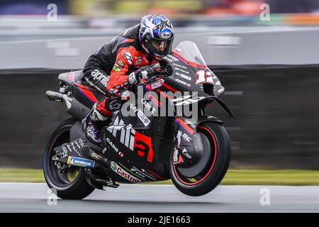 ASSEN - Maverick Vinales (SPA) sur son Aprilia en action lors de la deuxième séance d'entraînement libre de MotoGP sur 24 juin 2022 au circuit TT d'Assen, pays-Bas. ANP VINCENT JANNINK crédit: ANP/Alay Live News Banque D'Images