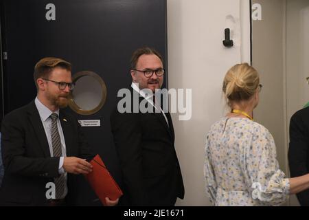 Copenhague /Danemark/24 juin 2022/Danemark Ministre de Finane Ncolaai Wmmen et Ministre de la fiscalité et de la renuve Jeppe Bruus et ministre du climat et de l'énergie Dan Jorgensen tous les sociaux-démocrates et presque tous les partis politiques danois s'accordent pour aider les retraités à donner gratuitement 5000.dk korner danois ou gaz et chauffage Très cher en raison de l'eto Ukraine et la guerre de Russie et ont également des effets sur la nation danoise avec le prix élevé de la nourriture et de l'essence et d'autres, toutes les parties conviennent aujourd'hui et tiennent la presse commune, conférence au ministère des Finances dans la capitale danoise. (Photo..Francis Joseph Dean/Dean Pictures. Banque D'Images