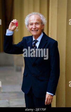 Le coiffeur Martin Samuel, qui a travaillé sur les trois premiers films Pirates des Caraïbes et a été coiffeur personnel de David Bowie, avec son MBE pour les services de coiffage d'écran international à la suite d'une cérémonie d'investiture à Buckingham Palace à Londres. Date de la photo: Vendredi 24 juin 2022. Banque D'Images