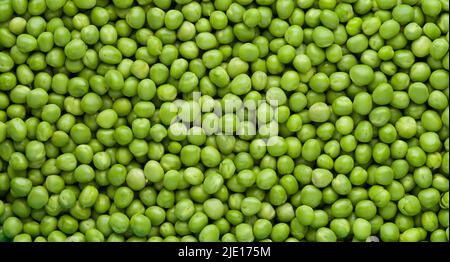 Vue de dessus de Green Peas. La nourriture. Gousses de pois des terres agricoles. Le pois était fraîchement cueilli. Légumes frais biologiques. Alimentation saine. Banque D'Images