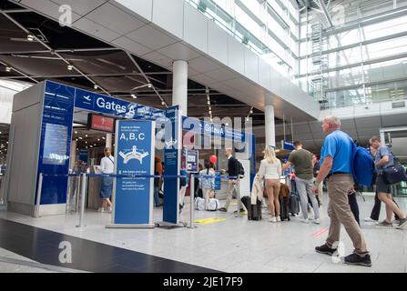 Düsseldorf, Allemagne. 24th juin 2022. Les passagers font la queue devant le contrôle de sécurité à l'aéroport de Düsseldorf. La Rhénanie-du-Nord-Westphalie est le premier État à commencer ses vacances d'été. Credit: Thomas Banneyer/dpa/Alay Live News Banque D'Images