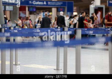 Düsseldorf, Allemagne. 24th juin 2022. Rubans barrières à l'aéroport de Düsseldorf. NRW est le premier état à commencer les vacances d'été. Credit: Thomas Banneyer/dpa/Alay Live News Banque D'Images