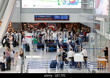 Düsseldorf, Allemagne. 24th juin 2022. Les passagers font la queue aux comptoirs d'enregistrement des compagnies aériennes respectives de l'aéroport de Düsseldorf. NRW est le premier État allemand à commencer ses vacances d'été. Credit: Thomas Banneyer/dpa/Alay Live News Banque D'Images