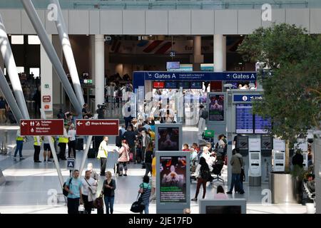 Düsseldorf, Allemagne. 24th juin 2022. Les passagers font la queue devant le contrôle de sécurité à l'aéroport de Düsseldorf. La Rhénanie-du-Nord-Westphalie est le premier État à commencer ses vacances d'été. Credit: Thomas Banneyer/dpa/Alay Live News Banque D'Images