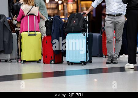 Düsseldorf, Allemagne. 24th juin 2022. Les passagers font la queue aux comptoirs d'enregistrement des compagnies aériennes respectives de l'aéroport de Düsseldorf. NRW est le premier État allemand à commencer ses vacances d'été. Credit: Thomas Banneyer/dpa/Alay Live News Banque D'Images