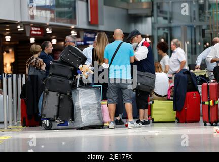 Düsseldorf, Allemagne. 24th juin 2022. Les passagers font la queue aux comptoirs d'enregistrement des compagnies aériennes respectives de l'aéroport de Düsseldorf. NRW est le premier État allemand à commencer ses vacances d'été. Credit: Thomas Banneyer/dpa/Alay Live News Banque D'Images