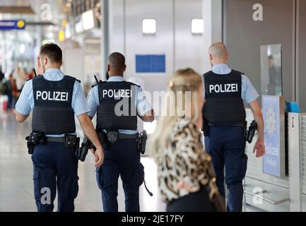 Düsseldorf, Allemagne. 24th juin 2022. Des policiers fédéraux patrouillent à l'aéroport de Düsseldorf. NRW est le premier État fédéral à commencer ses vacances d'été. Credit: Thomas Banneyer/dpa/Alay Live News Banque D'Images