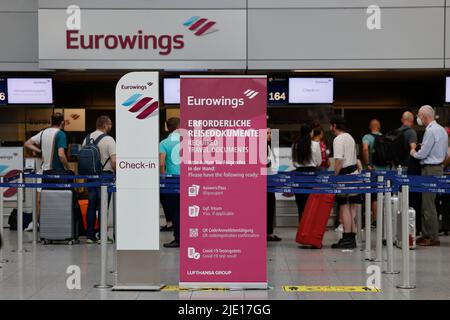 Düsseldorf, Allemagne. 24th juin 2022. Le comptoir d'enregistrement de la compagnie aérienne Eurowings à l'aéroport de Düsseldorf. NRW est le premier État allemand à commencer ses vacances d'été. Credit: Thomas Banneyer/dpa/Alay Live News Banque D'Images