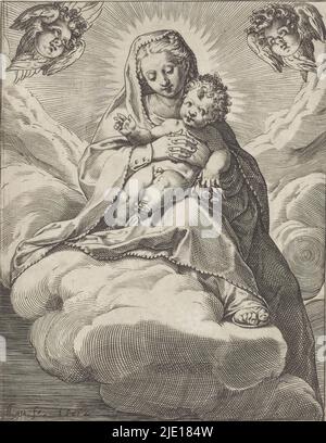 Marie avec l'enfant dans les nuages, Marie est assise sur les nuages avec l'enfant Christ sur ses genoux. Deux chérubins en haut à gauche et à droite., imprimeur: Agostino Carracci, (mentionné sur l'objet), après impression par: Federico Barocci, Italie, 1582, papier, gravure, hauteur 154 mm × largeur 118 mm Banque D'Images