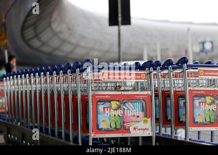Düsseldorf, Allemagne. 24th juin 2022. Des trolleys se trouvent devant le bâtiment de l'aéroport de Düsseldorf. NRW est le premier État allemand à commencer ses vacances d'été. Credit: Thomas Banneyer/dpa/Alay Live News Banque D'Images