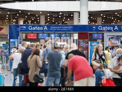 Düsseldorf, Allemagne. 24th juin 2022. Les passagers font la queue devant le contrôle de sécurité à l'aéroport de Düsseldorf. NRW est le premier État allemand à commencer ses vacances d'été. Credit: Thomas Banneyer/dpa/Alay Live News Banque D'Images
