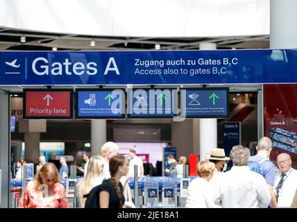 Düsseldorf, Allemagne. 24th juin 2022. Les passagers font la queue devant le contrôle de sécurité à l'aéroport de Düsseldorf. La Rhénanie-du-Nord-Westphalie est le premier État à commencer ses vacances d'été. Credit: Thomas Banneyer/dpa/Alay Live News Banque D'Images