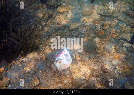 Mauvaises scènes sous-marines avec des ordures dans la mer Méditerranée Banque D'Images