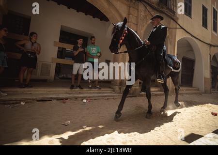 Ciutadella, Espagne. 24th juin 2022. Un « caixer » (cavalier) se fait en train de défiler à travers le centre-ville et ferme le matin du traditionnel festival « Sant Joan » (Saint John). Credit: Matthias Oesterle/Alamy Live News Banque D'Images