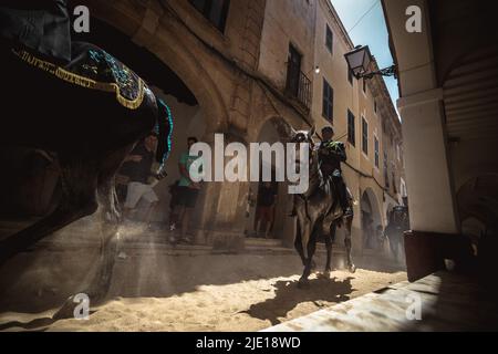 Ciutadella, Espagne. 24th juin 2022. Les 'Caixers' (cavaliers) défilent dans le centre-ville et ferment le matin du traditionnel festival 'Sant Joan' (Saint John). Credit: Matthias Oesterle/Alamy Live News Banque D'Images