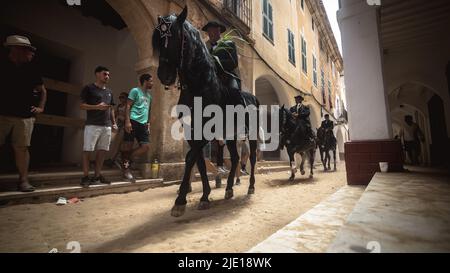 Ciutadella, Espagne. 24th juin 2022. Les 'Caixers' (cavaliers) défilent dans le centre-ville et ferment le matin du traditionnel festival 'Sant Joan' (Saint John). Credit: Matthias Oesterle/Alamy Live News Banque D'Images