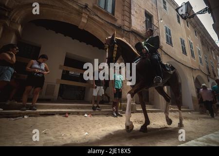 Ciutadella, Espagne. 24th juin 2022. Un « caixer » (cavalier) se fait en train de défiler à travers le centre-ville et ferme le matin du traditionnel festival « Sant Joan » (Saint John). Credit: Matthias Oesterle/Alamy Live News Banque D'Images