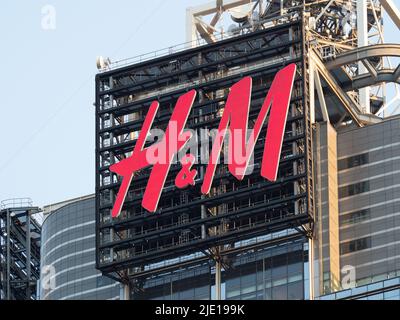 Logo H&M sur le dessus du bâtiment 4 Times Square. Banque D'Images