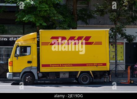 Société allemande de courrier express DHL Truck vu en poste en Espagne. Banque D'Images