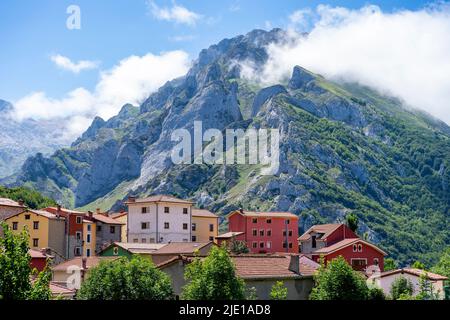 Village de montagne coloré de Sotres, Picos de Europa, Cantabrie, Espagne Banque D'Images