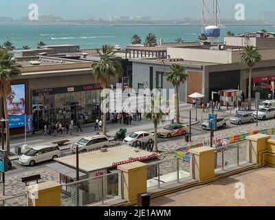 Vue imprenable sur le complexe riverain de Dubaï, les magasins de détail, les restaurants et la plage de sable en été | The Beach at Jumeirah Beach Residence Banque D'Images