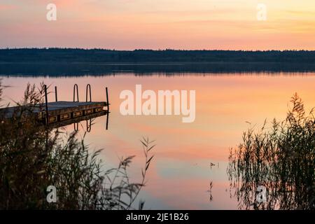 Débarquez au coucher du soleil au lac Vandet, Danemark Banque D'Images